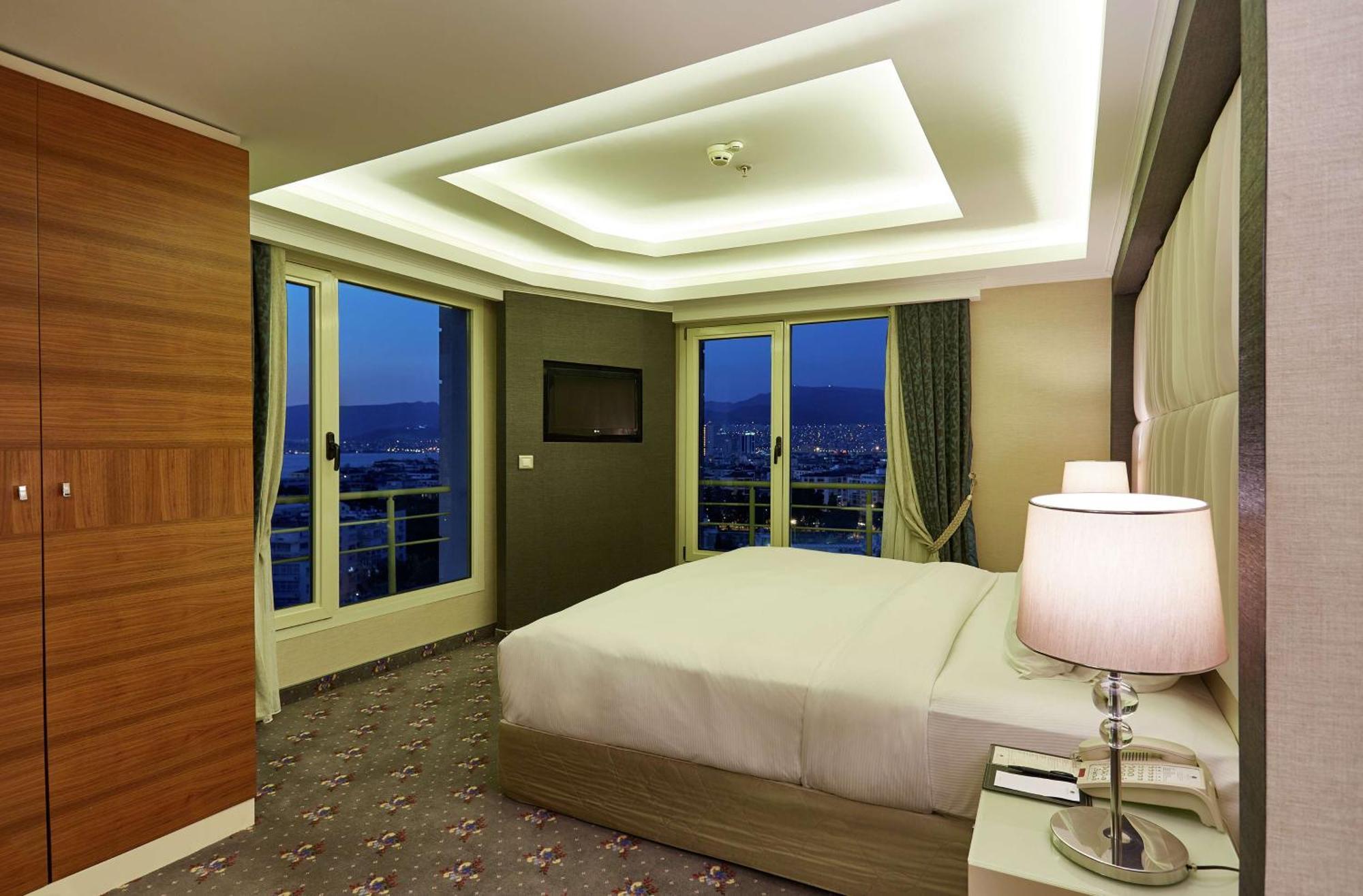Doubletree By Hilton Izmir - Alsancak Hotel Eksteriør billede